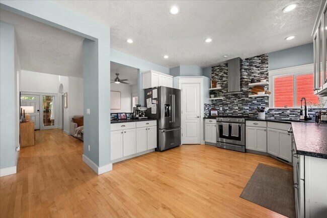 Building Photo - Beautiful 3 bed 2.5 bath home