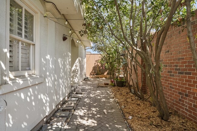 Building Photo - 1902 Greenwich Pl Dr