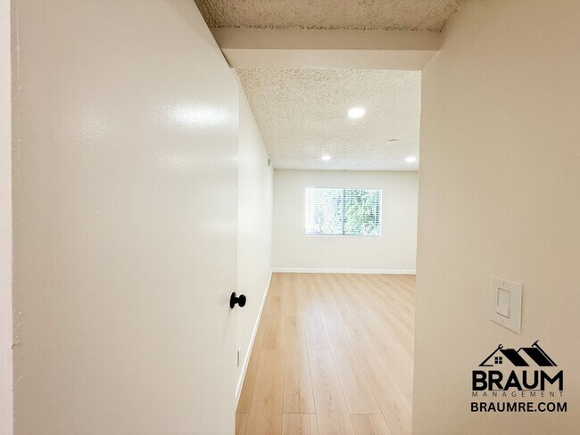Building Photo - 221 W Elm Ave
