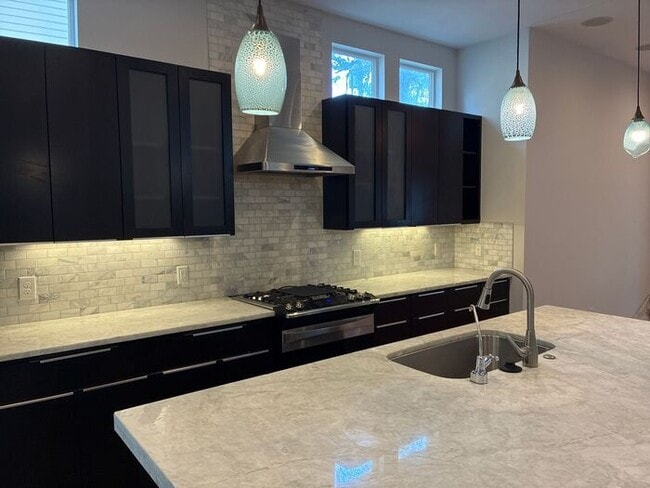 Building Photo - 3BR/2.5BA w/ Fenced Yard + Assigned Parking in Austin, TX