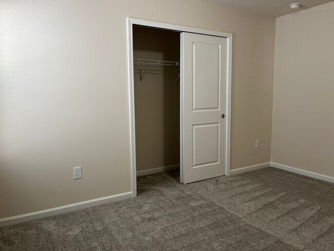 Building Photo - AMAZING LOCATION, Fantastic 4 Bed Home, In...