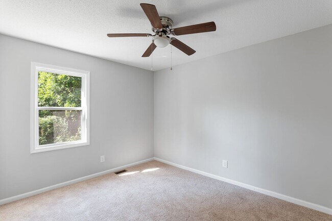 Building Photo - 102 Burdock Cir