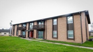 Building Photo - Spacious Ground Floor 2 Bed with Screened Porch!