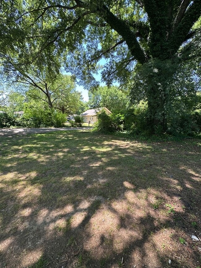 Building Photo - Cozy 2 Bed Room Rental with Large Yard & Easy Commute