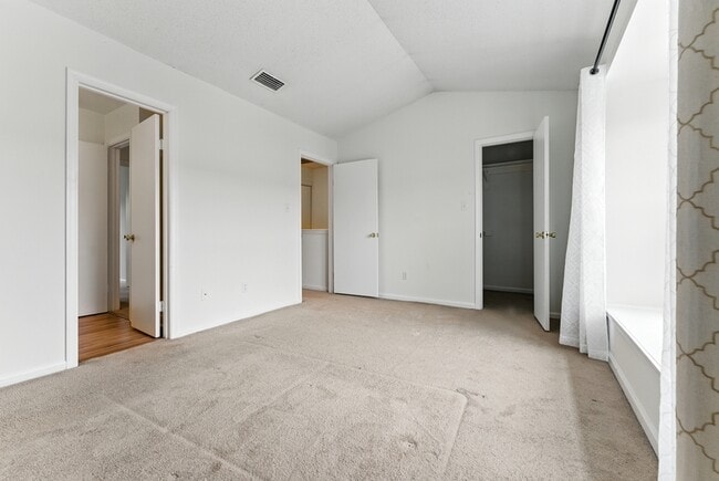 Building Photo - 1323 Longlac Rd