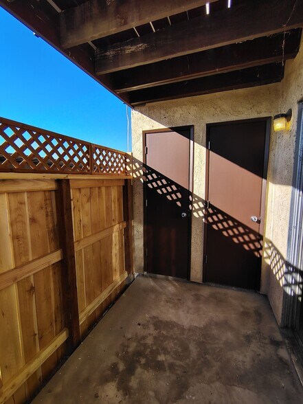 Building Photo - 2401 Christmas Tree Ln