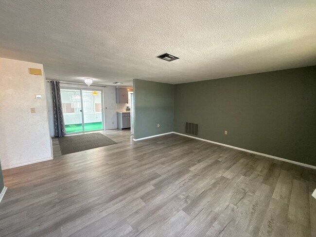 Building Photo - Beautiful 2 bedroom home with fenced in backyard