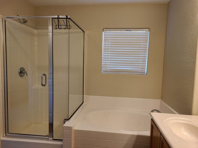 Building Photo - Fully Furnished 3 Bedrooms 2 Car Garage with Community Pool & Spa