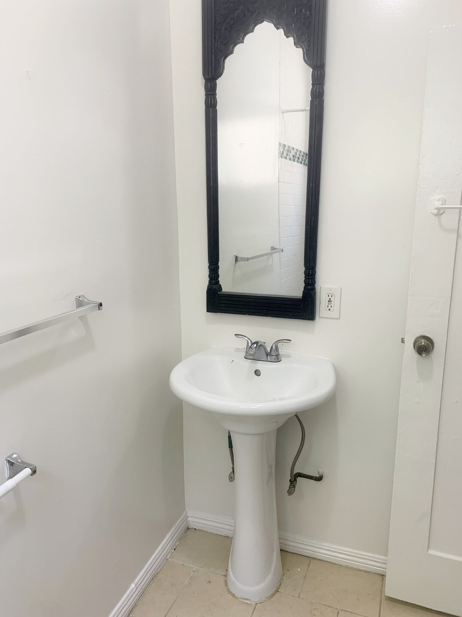 Building Photo - 806 N Poinsettia Pl