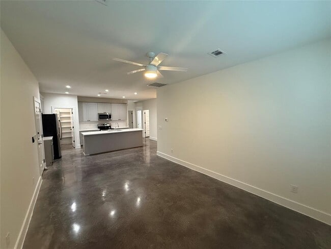 Building Photo - 309 E Pecan St