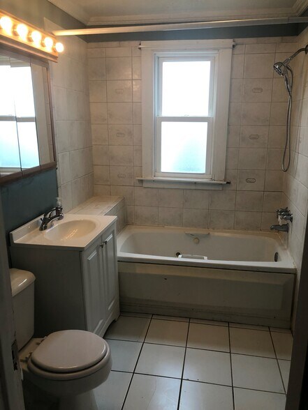 Building Photo - 703 Chicago St