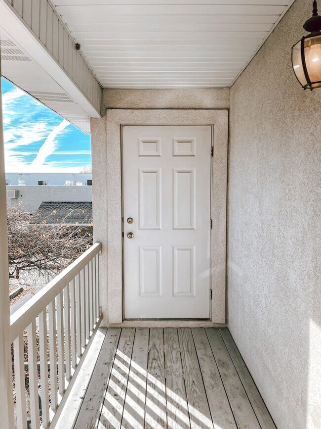 Building Photo - Timeless Condo in the Heart of Orem