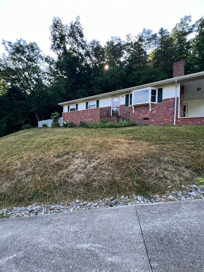 Primary Photo - 4012 Woodward Drive