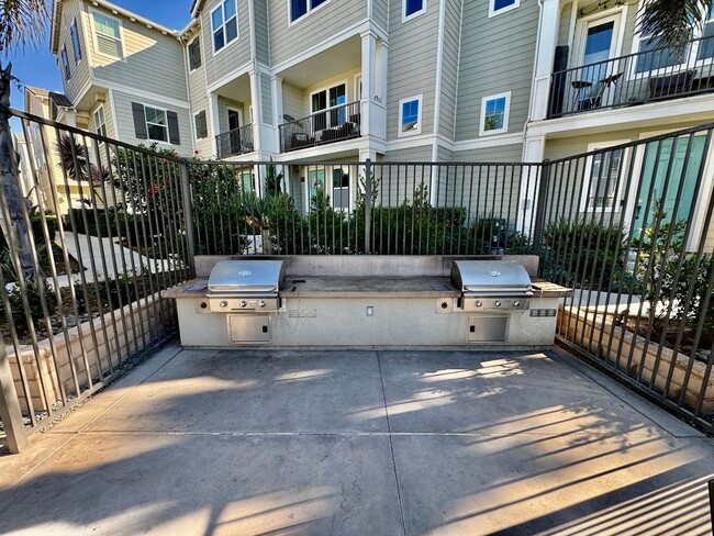 Building Photo - Spacious 3-Bed, 2-Bath 3-Story Townhome in...