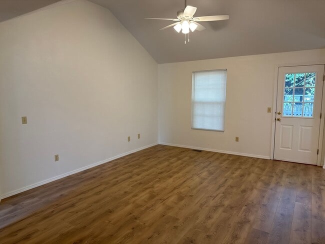 Building Photo - Great 3 Bedroom 2 Bathroom home for $1295!