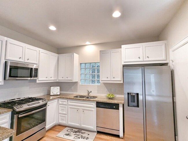 Building Photo - 3730 Main Poplar Dr