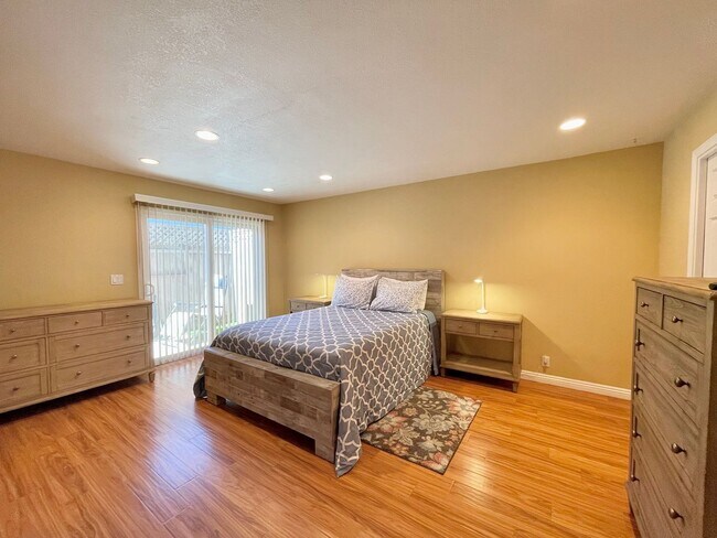 Building Photo - 3 Bedroom + 2 Bathroom Home | Hollywood Beach | Oxnard | Fully Furnished