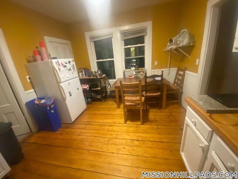 Building Photo - 44 Delle Ave