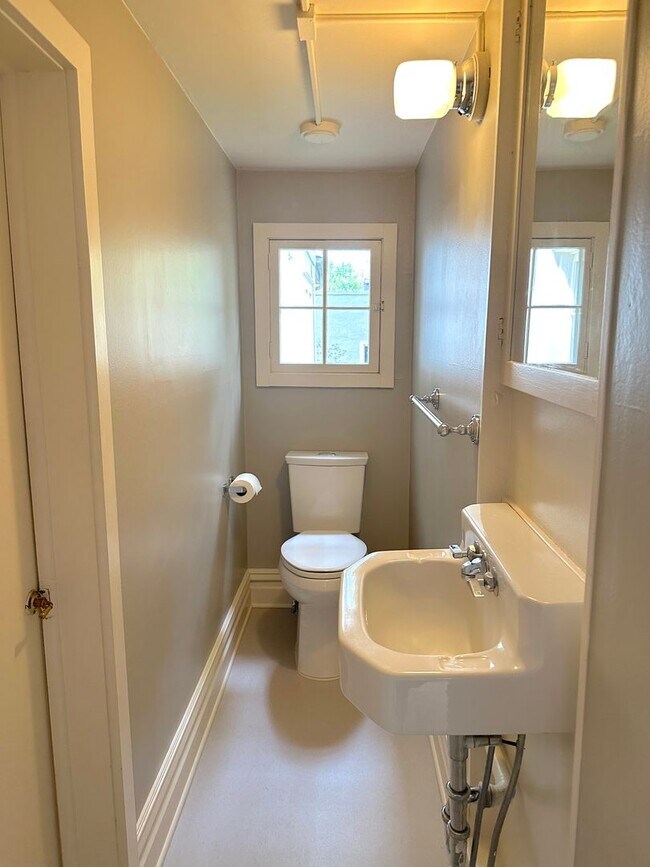 Building Photo - Beautiful 4- Bedroom North End Home