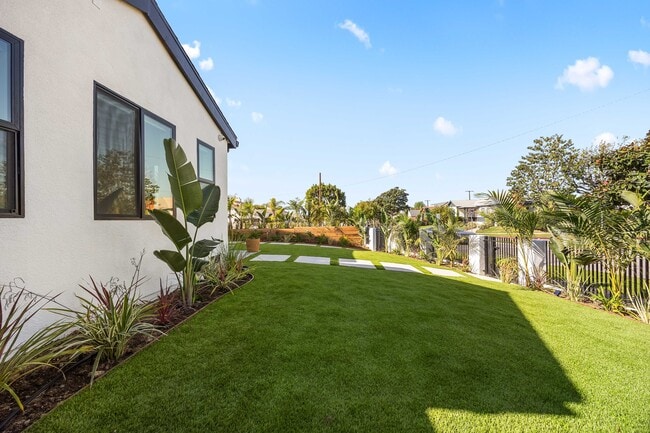 Building Photo - 212 W 64th St