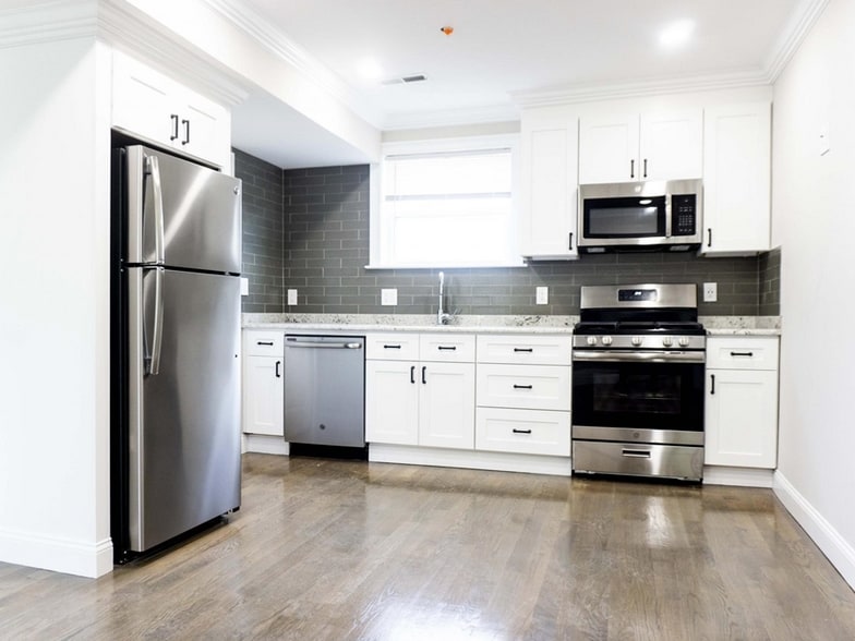 Primary Photo - 1584 Tremont St