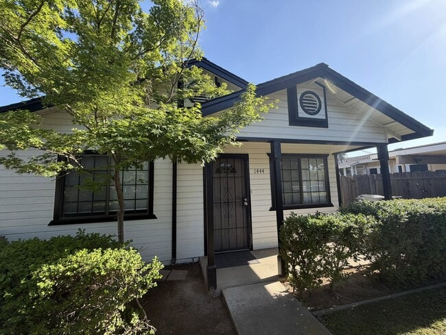 Building Photo - 1444 E Canal Dr