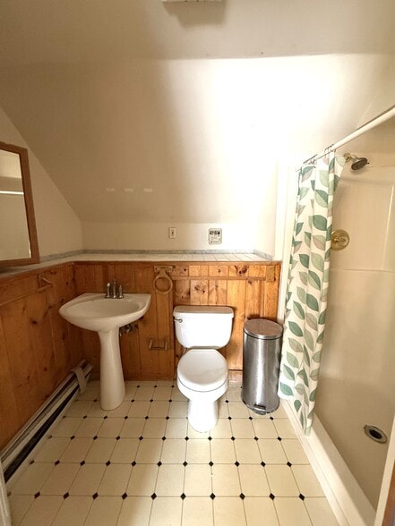 Building Photo - 913 W 9th St