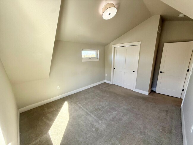 Building Photo - 614 Lesser Dr