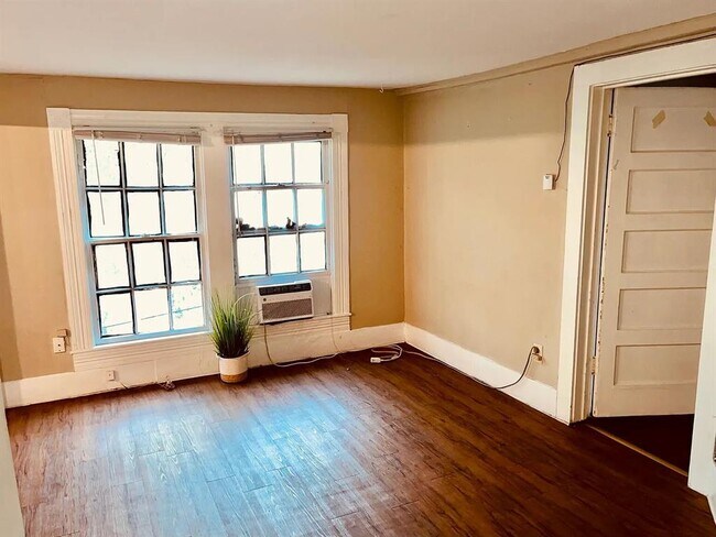 Building Photo - 706 W 32nd St