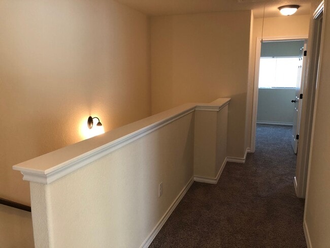 Building Photo - Town home for rent