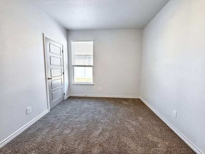 Building Photo - 722 Freedom Cir
