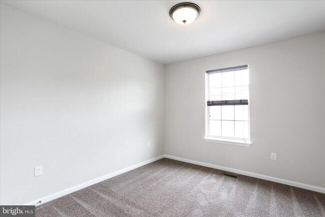 Building Photo - 20 Delano Dr