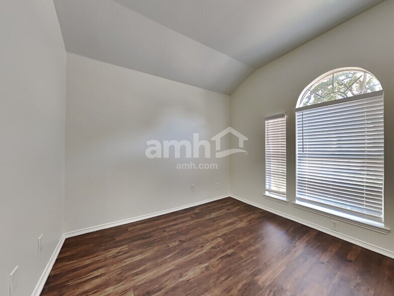 Building Photo - 916 Dixon Ln