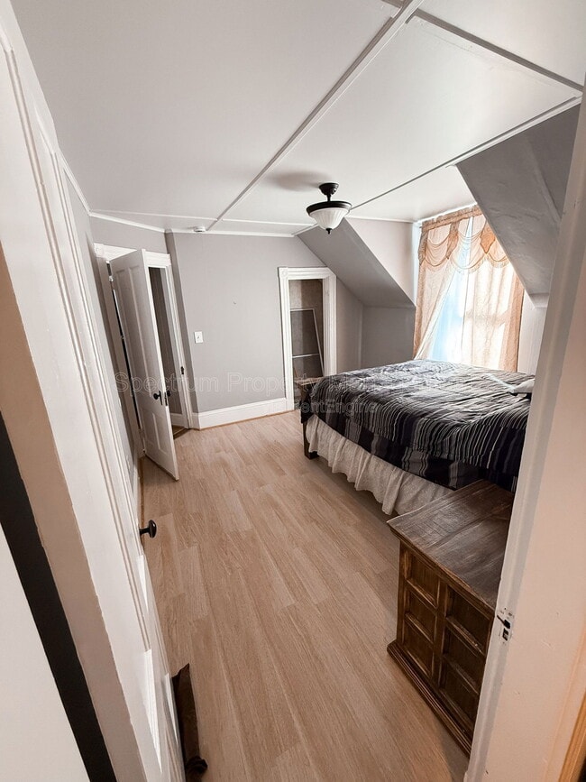 Building Photo - 4 Autumn St