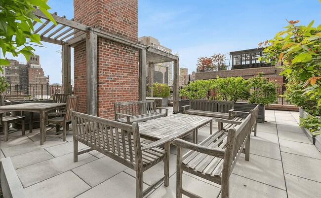 Building Photo - 28 E 10th St