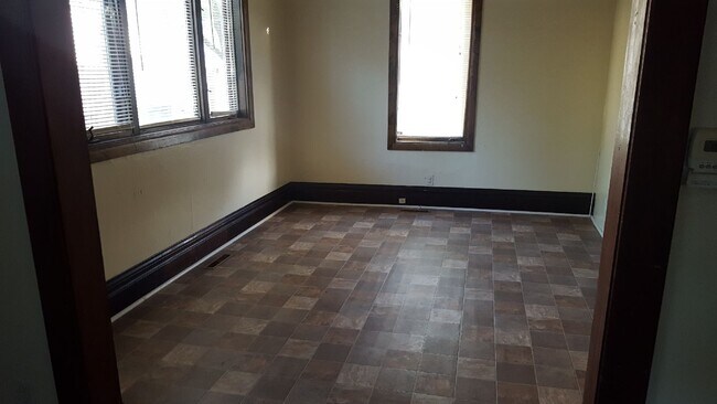 Building Photo - 1122 Wellington St