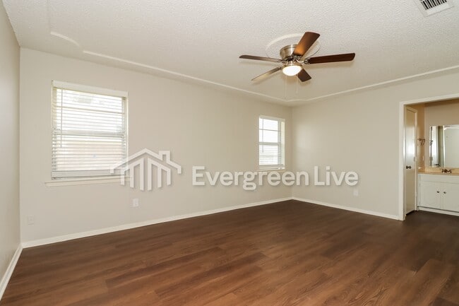 Building Photo - 2417 Meadow Vw