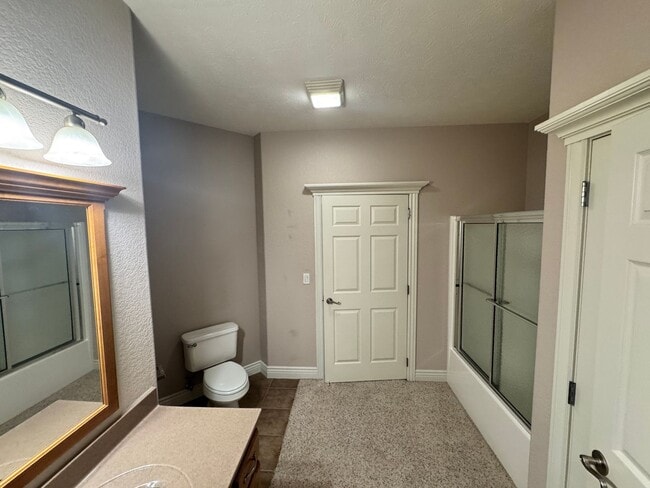 Building Photo - Large and Spacious Duplex Available