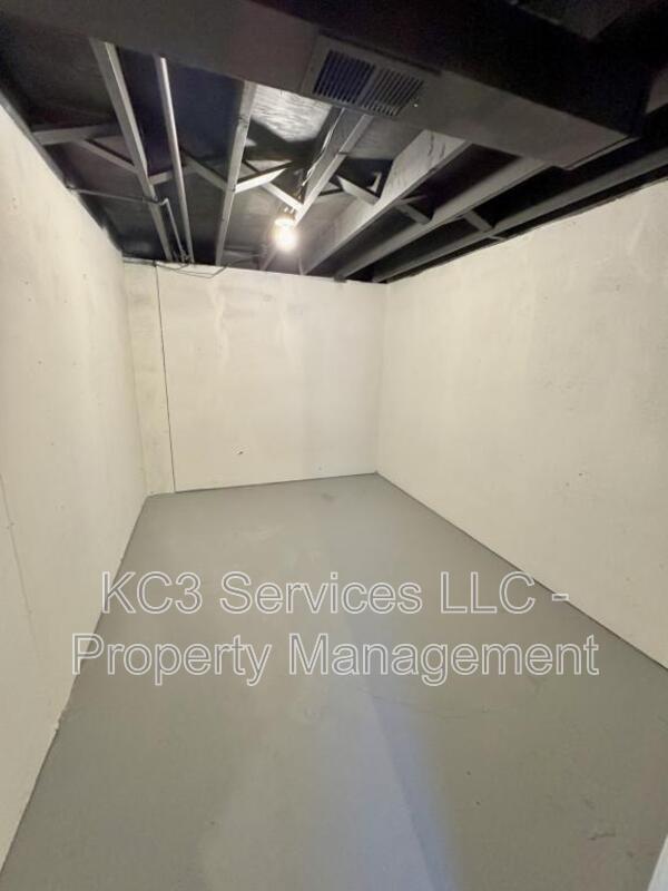 Building Photo - 5938 E 136th St
