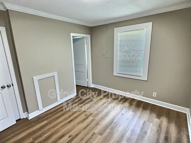 Building Photo - 1065 N Holmes St