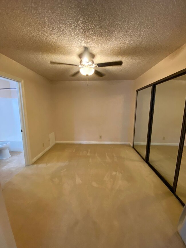 Building Photo - One Bedroom For Rent w/ Tons of Amenities-...