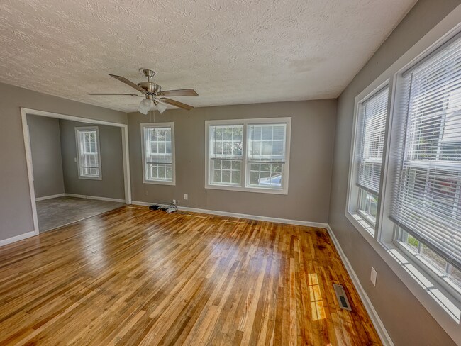 Building Photo - 804 E Cranford Ave