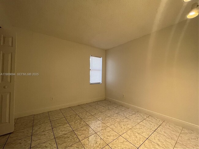 Building Photo - 842 NE 209th St