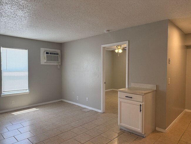 Building Photo - Charming 1-Bedroom in Hardlandale *WATER INCLUDED*
