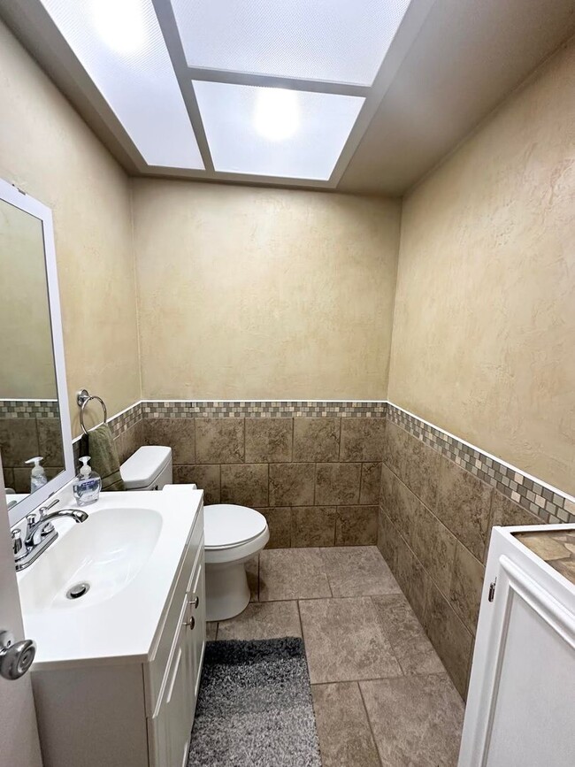 Building Photo - 3 Bed 1.5 Bath Ready to Rent!