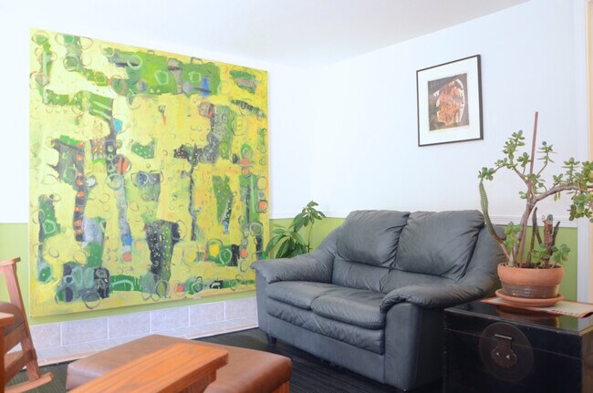 Building Photo - 208 27th Ave E