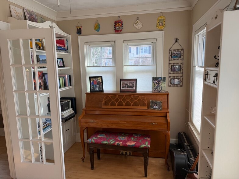 sunroom - 2220 E Jarvis St