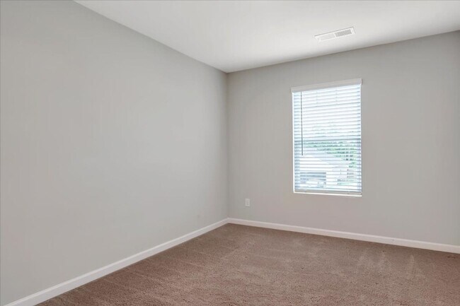 Building Photo - MOVE IN READY