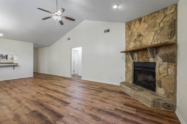 Building Photo - 2556 Panther Creek Rd