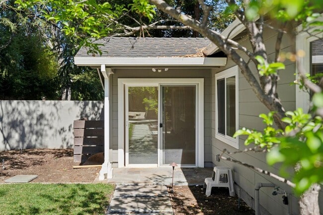 Building Photo - Spacious 3 bed 2 bath Home with Detached 1 bed 1 bath ADU in Los Altos!